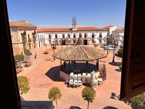 Fachada de la Pensión al atardecer